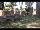 07257 ostia - regio i - insula xii - caseggiato a tabernae (i,xii,10) - ostseite - 3. laden von norden - bli ri nordwesten - 06-2024.jpg